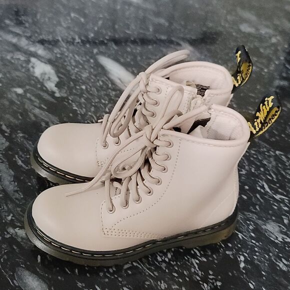 BRAND NEW DR. MARTENS LEATHER KIDS BOOT - Picture 8 of 15